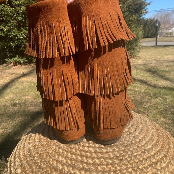 Minnetonka 3 Tier Fringe Boot - Picture 5 of 7